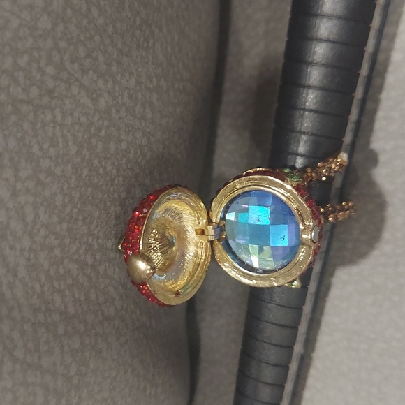 Betsey Johnson VINTAGE APPLE LOCKET RING WITH GEMSTONES & CHARM - Picture 7 of 15